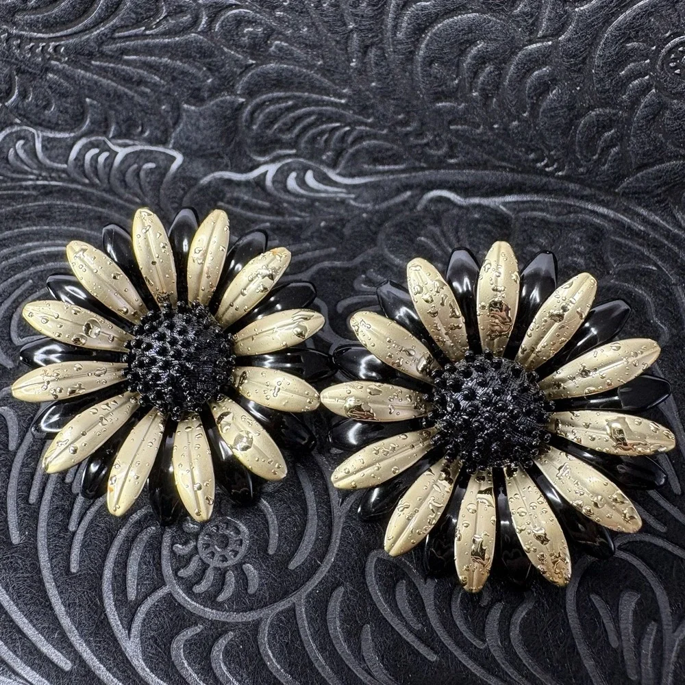 Set Of Two Pair Black Gold Tone Flower Daisy Trifari Round Clip‎ Back Earrings